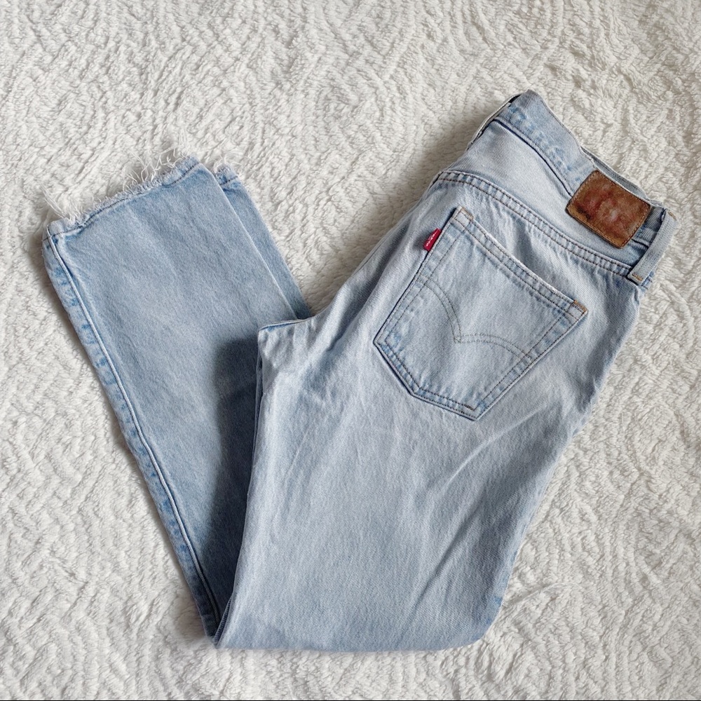 VINTAGE LIGHT WASH LEVI’S